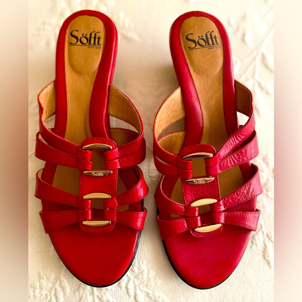 EUC red Sofft sandals size 9 1/2